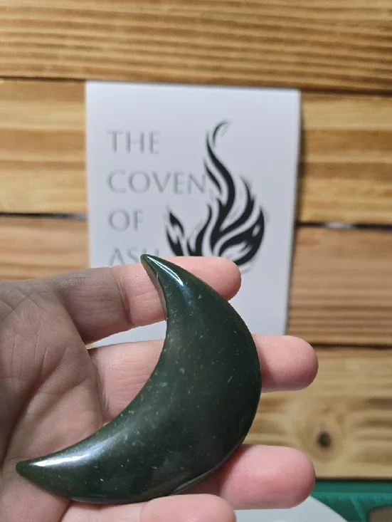 Green Crescent Moon Stone Palmstone - Picture 12 of 12